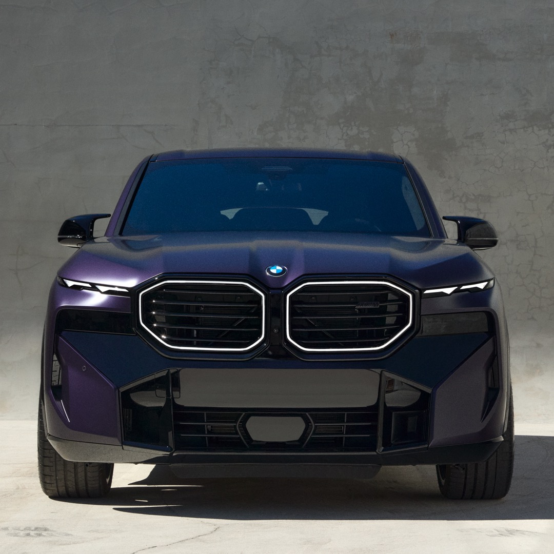 sergiooliveiram's tweet photo. Una colaboración entre #BMW y la marca de moda #KITH ha resultado en un clásico  M1 y una imponente XM luciendo el impresionante color #TechnoViolet que se estrenó en el M3 E36 y que queda especialmente en el coupé deportivo de los 70s ¿les gusta? https://t.co/skkpdApQ78