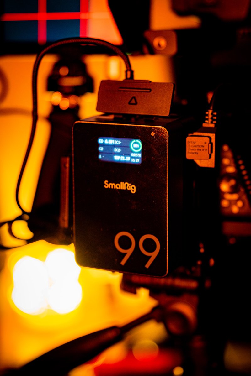 hendrikamz's tweet photo. Mysetup Fx3 full riging 🎬 and i tell you about power battrey from @SmallRigGlobal make your shoot longest🔥😱

Smallrig VB99 PRO 
99Wh Lithium-ion V-Mount Battrey
14.8V D-Tap Output
Support up to 14A Draw
USB-A Output, 2 DC Barrel Outputs
 
#smallrig #kamvisualogy #sonyfx3 https://t.co/s4DTgaD2ko