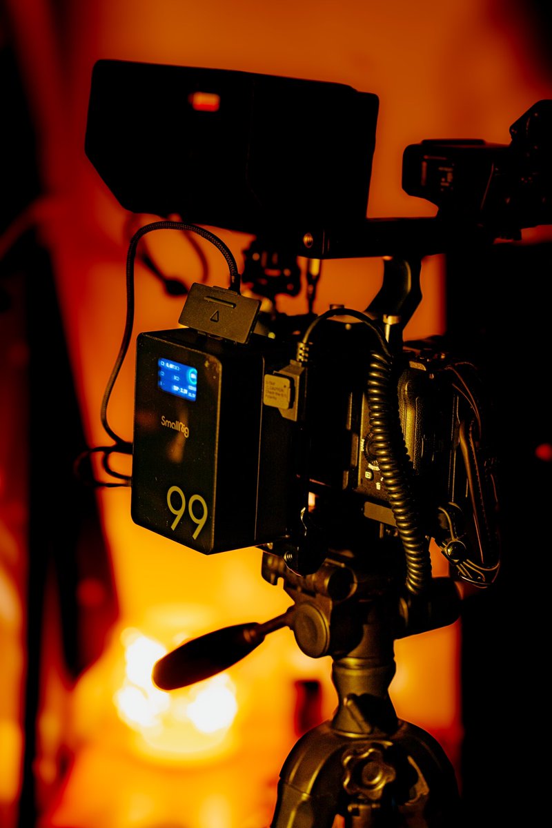 hendrikamz's tweet photo. Mysetup Fx3 full riging 🎬 and i tell you about power battrey from @SmallRigGlobal make your shoot longest🔥😱

Smallrig VB99 PRO 
99Wh Lithium-ion V-Mount Battrey
14.8V D-Tap Output
Support up to 14A Draw
USB-A Output, 2 DC Barrel Outputs
 
#smallrig #kamvisualogy #sonyfx3 https://t.co/s4DTgaD2ko