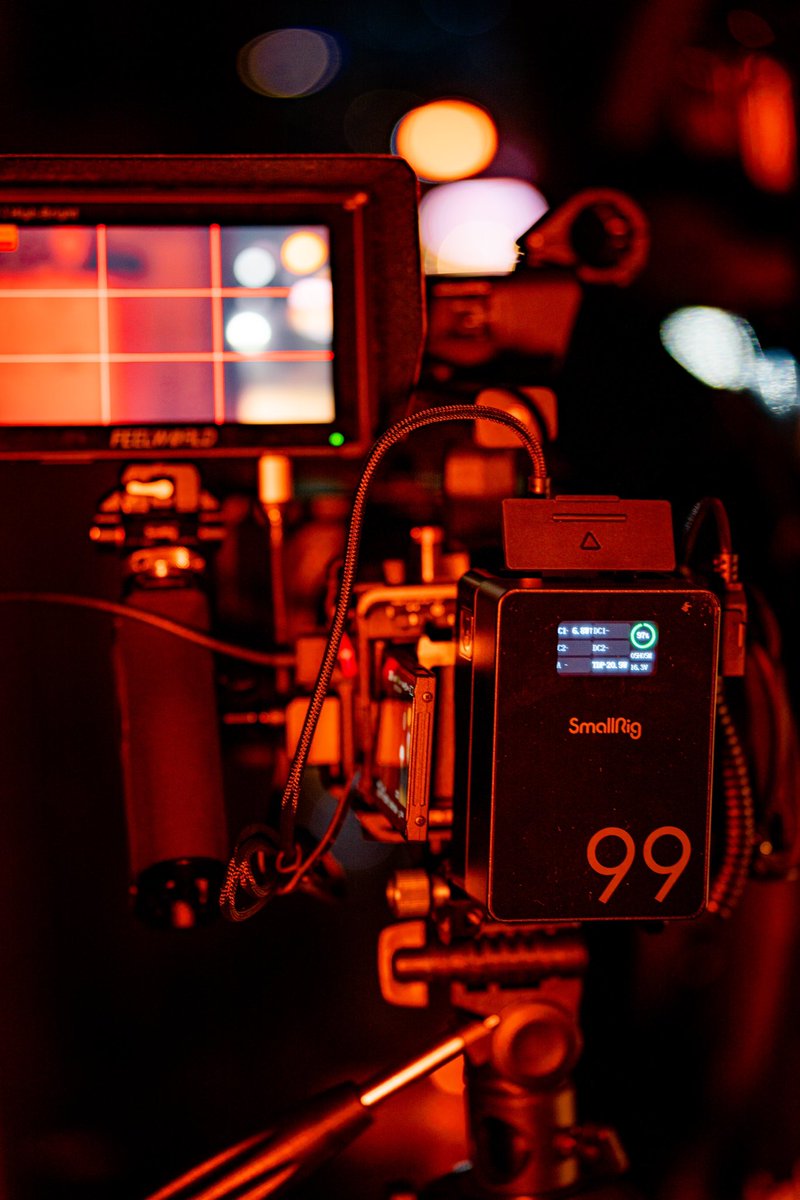 hendrikamz's tweet photo. Mysetup Fx3 full riging 🎬 and i tell you about power battrey from @SmallRigGlobal make your shoot longest🔥😱

Smallrig VB99 PRO 
99Wh Lithium-ion V-Mount Battrey
14.8V D-Tap Output
Support up to 14A Draw
USB-A Output, 2 DC Barrel Outputs
 
#smallrig #kamvisualogy #sonyfx3 https://t.co/s4DTgaD2ko