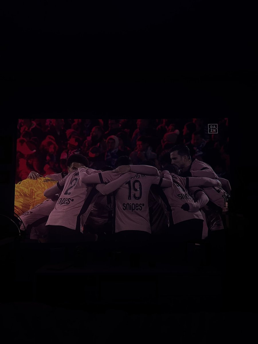 xxcmbxs's tweet image. quand t’es devant eux, t’es sûr que tous tes problèmes disparaissent pendant 90 minutes 🩷