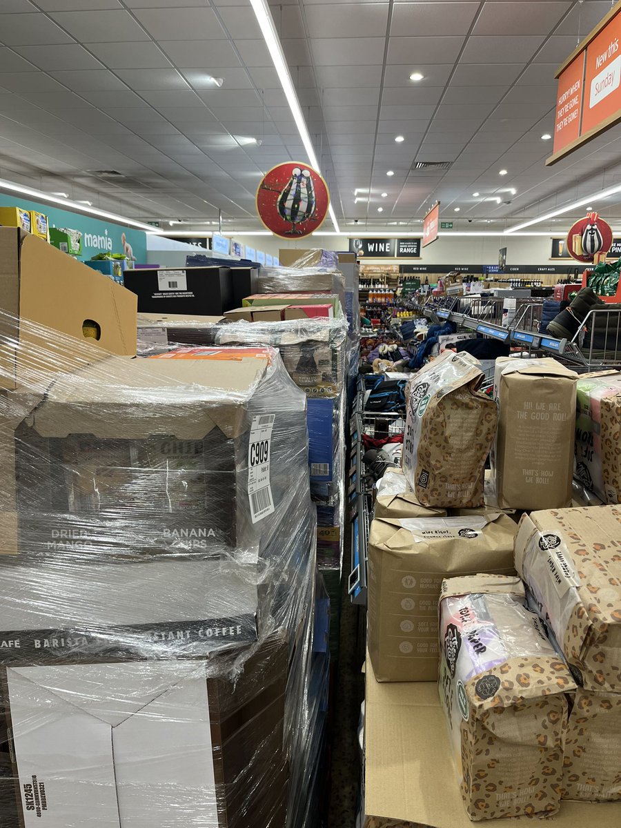 franjohnstonuk's tweet photo. A very disappointing experience @AldiUK Menston tonight. At 7:30pm after work wanted to shop for some of the middle aisle products- blocked. Manager was rude and told me I’d have to come back tomorrow. Said delivery takes priority #loyalcustomer #shouldigotolidl https://t.co/dFYP4pP7vJ