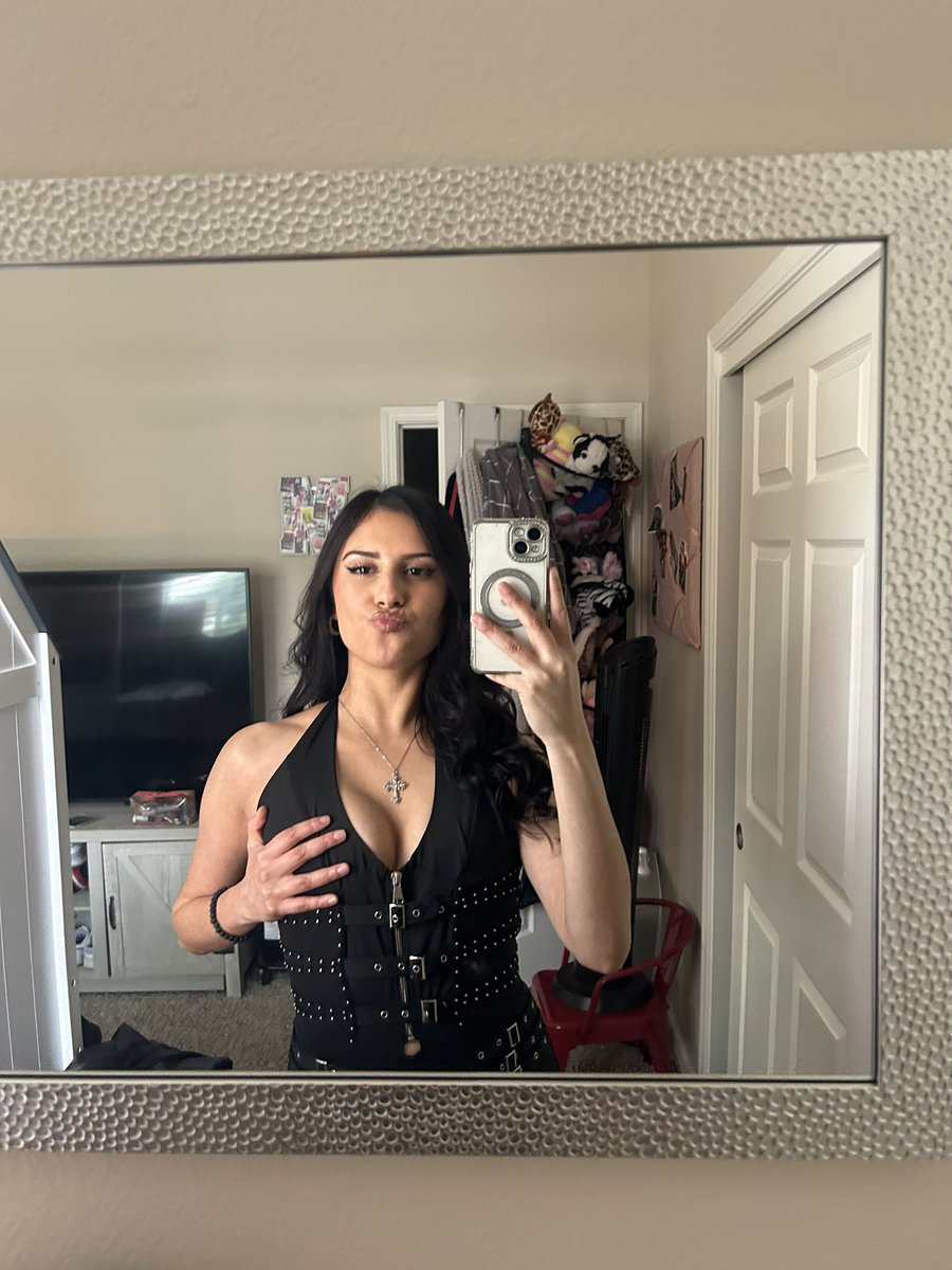 sammyolvera13's tweet photo. Posting cause I haven’t posted on here for a minute ☝🏼🖤 https://t.co/yUtPWijsDq