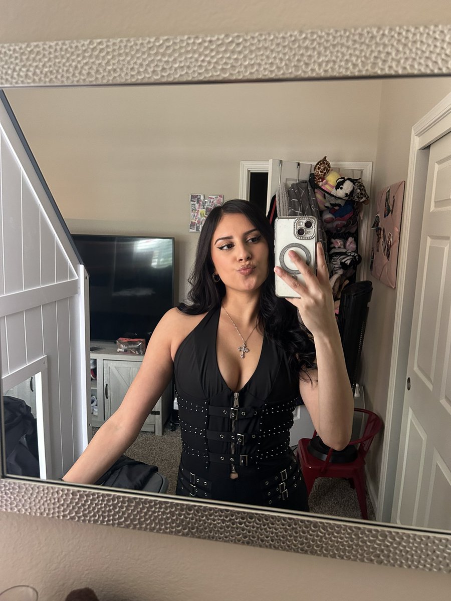 sammyolvera13's tweet photo. Posting cause I haven’t posted on here for a minute ☝🏼🖤 https://t.co/yUtPWijsDq