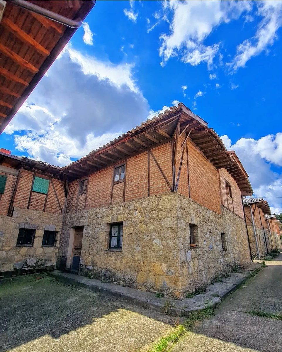 sanleonardotm's tweet photo. Siempre que visites San Leonardo no olvides pasear por la coqueta #Barriada, con un estilo de construcción muy propio de la zona que trata de combinar piedra, ladrillo y madera de una manera muy armoniosa.
@Soriaestademoda @CyLEsVida https://t.co/mhODRHr6wf