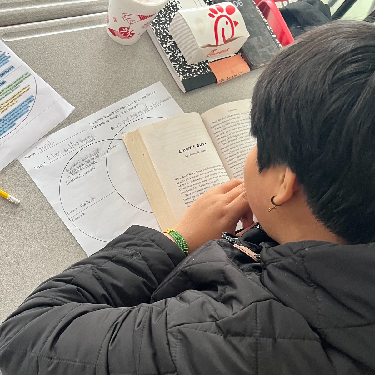 LockwoodEnglish's tweet photo. English 9 students practice identifying new literary elements in their choice books. Here they comparing and contrasting how different author's styles develop their own unique stories! #AtomNation https://t.co/Z9ij6BcWvZ