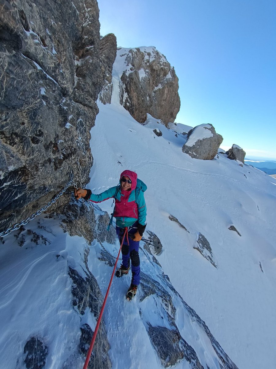 🗻⛏️ Ascensión al Cilinbro de Marboré (3.325m) durmiendo en el recién renovado Refugio de Góriz
☀️💨 Miércoles de diciembre con sol radiante pero rachas muyyyyyy fuertes de viento. Nieve alta pero en muy buenas condiciones
#puravida 💙