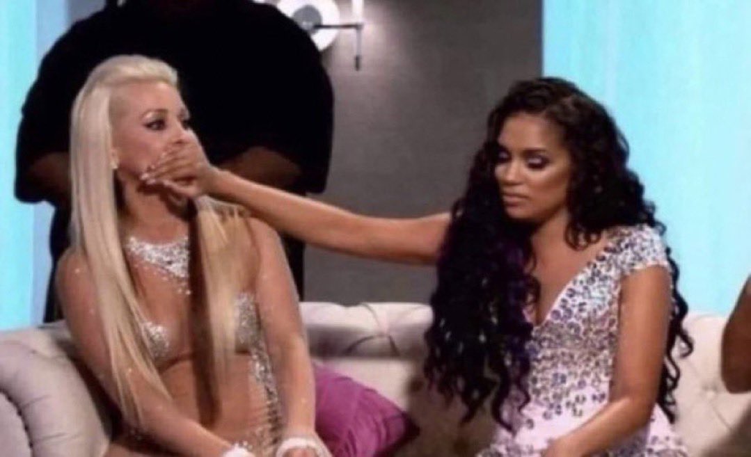 lovskpinks's tweet photo. Dos cosas les voy a decir BLINKS:

- Dejen de hacer teorías para descubrir quien es el ex de Rosé (NO ES JADEN SMITH)
- Dejen de creer lo que diga esa aplicación (https://t.co/RBz53Ayp7M)

Mejor usen esa energía de hacer teorías, para abrir Spotify y reproducir el álbum de Rosé https://t.co/U3sETDYfVT
