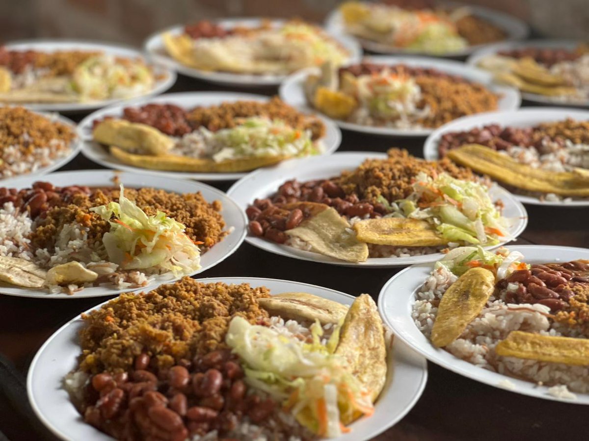 jepazvpar's tweet photo. La comida en la mesa es una de las preocupaciones e incertidumbres de las que sufren las poblaciones vulnerables. Es por eso que la alimentación diaria y digna que se ofrece desde el programa hace una diferencia que ayuda a mitigar el problema del hambre en nuestros(as) jóvenes. https://t.co/fM4Hkl4fYX