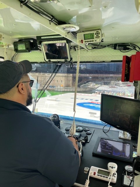 DAGREG66's tweet photo. @chicagobulls @BMO_US I'd rep it while driving an Architecture Tour boat down the Chicago River ! https://t.co/TqXV1039Ob