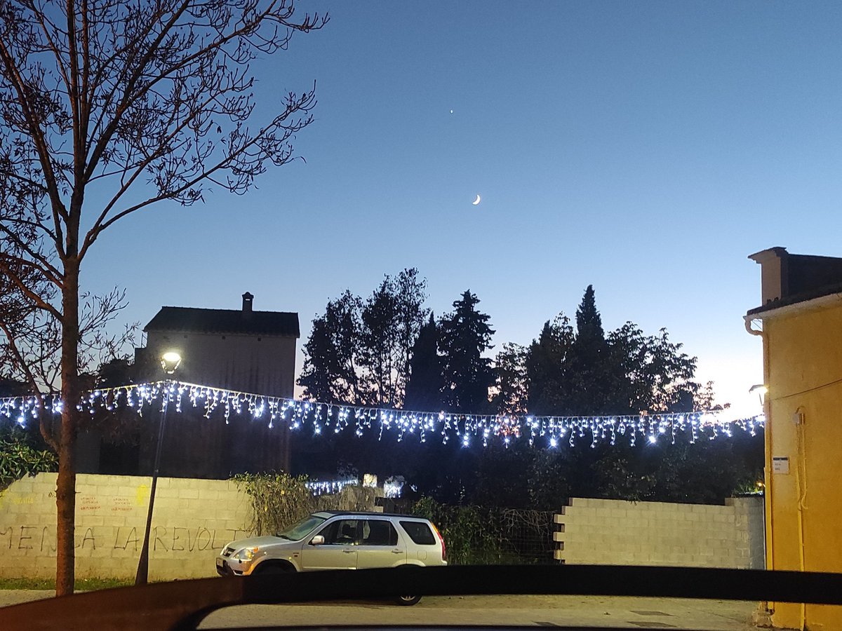 sesasil's tweet photo. Cuando Begues parece un cuadro de Magritte #elimperiodelaluz #adventmode https://t.co/aumaPjsULa