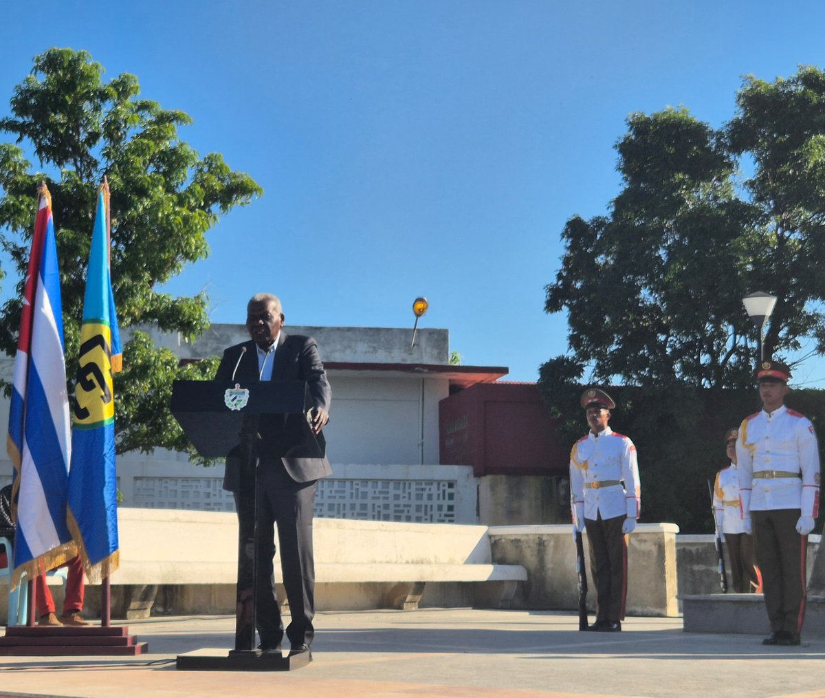 CubaMINREX's tweet photo. Presidido por el Presidente de @AsambleaCuba y del Consejo de Estado, Esteban Lazo Hernández, se celebró en el Parque de los Próceres Caribeños el Acto por el Día #Cuba 🇨🇺-CARICOM.

🔗https://t.co/U5WCDmuJ18 https://t.co/zYMpEX5Bu5