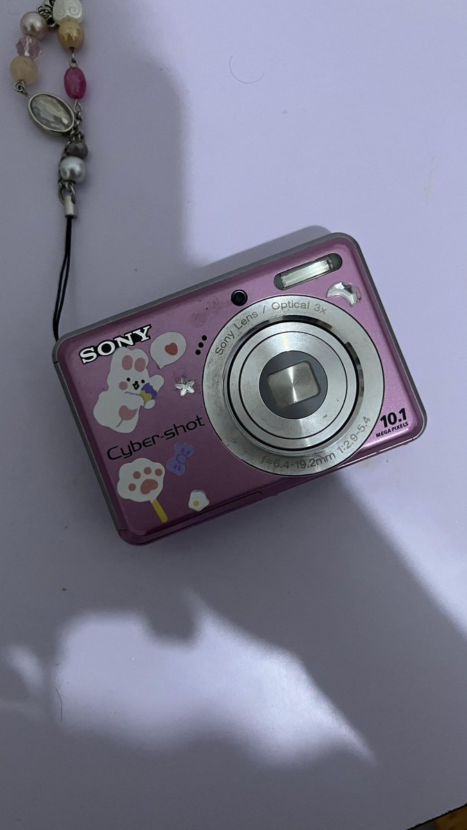 minaoryx's tweet photo. WTS Digicam Sony CyberShot DSC-S980 in baby pink 

Kondisi 
🌷Body 9/10
🌷Flash nyala
🌷zoom in zoom out normal 
🌷tombol semua normal 

Minus 
‼️Lecet Pemakaian

💸 1,7 /bisa nego 
Avail Shopee

wts wtb digicam baby pink #zonauang #zonajajan #wts #wtb #digicam #babypink #pink https://t.co/qbKBZQf1pD