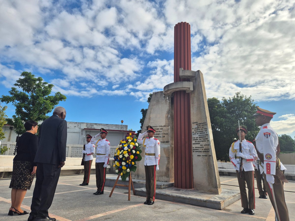 CubaMINREX's tweet photo. Presidido por el Presidente de @AsambleaCuba y del Consejo de Estado, Esteban Lazo Hernández, se celebró en el Parque de los Próceres Caribeños el Acto por el Día #Cuba 🇨🇺-CARICOM.

🔗https://t.co/U5WCDmuJ18 https://t.co/zYMpEX5Bu5