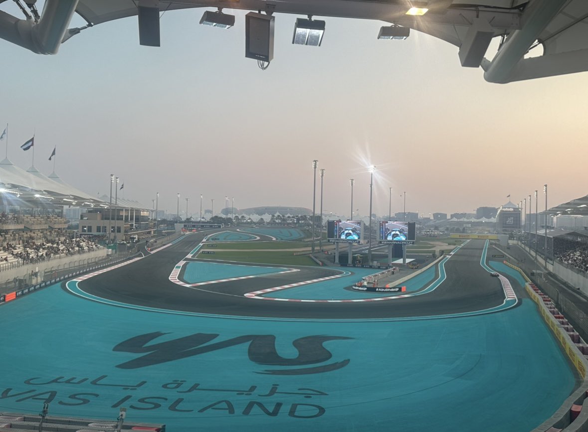 Happy Friday!! 💫
It’s the last #F1 race of the season this week in #AbuDhabi and <a href="/McLarenF1/">McLaren</a> are almost there in the Constructors Championship 🧡
So… where else was I gonna be? 🤷‍♀️
Share your GIFs, pics and F1 views ⬇️
Here’s mine: