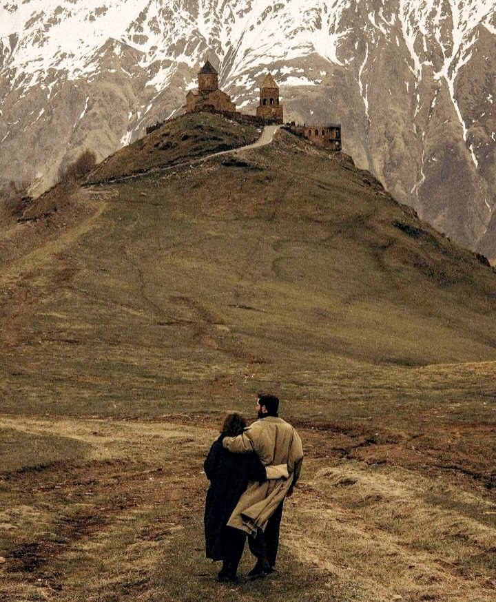 #GeceyeBirSöz

"Hayat ne gideni geri getirir, 
Ne de kaybettiğin zamanı geri çevirir. 
Ya yaşaman gerekenleri zamanında yaşayacaksın, ya da yaşamadım diye ağlamayacaksın." (Tolstoy)

** Söylenmesi gereken ne varsa söylemiş...