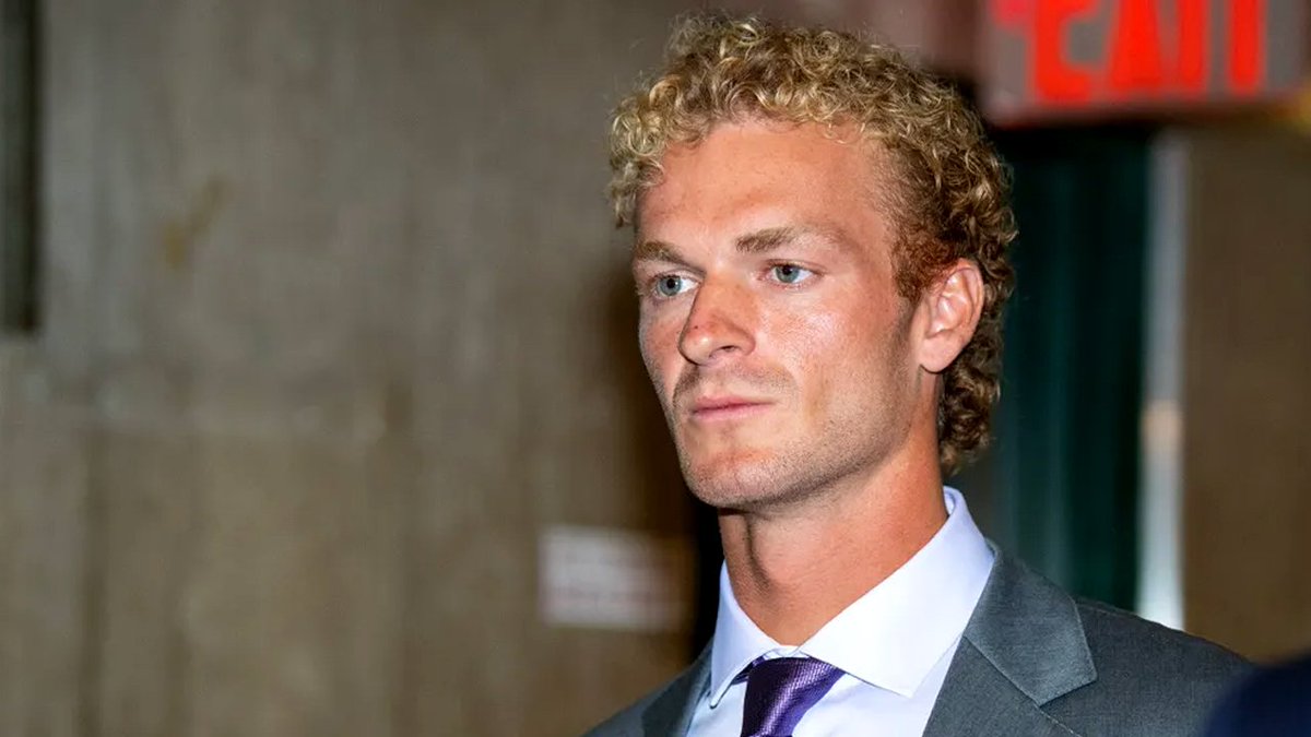 BehizyTweets's tweet photo. Let's be honest here. If Daniel Penny were a black man who stopped a deranged white guy from hurting other people, he would be getting a Congressional & Presidential Medal of Freedom.

As expected, the race hustlers turned this into a race thing. IT'S NOT! Penny acted reasonably to save the lives of others.

FREE HIM.