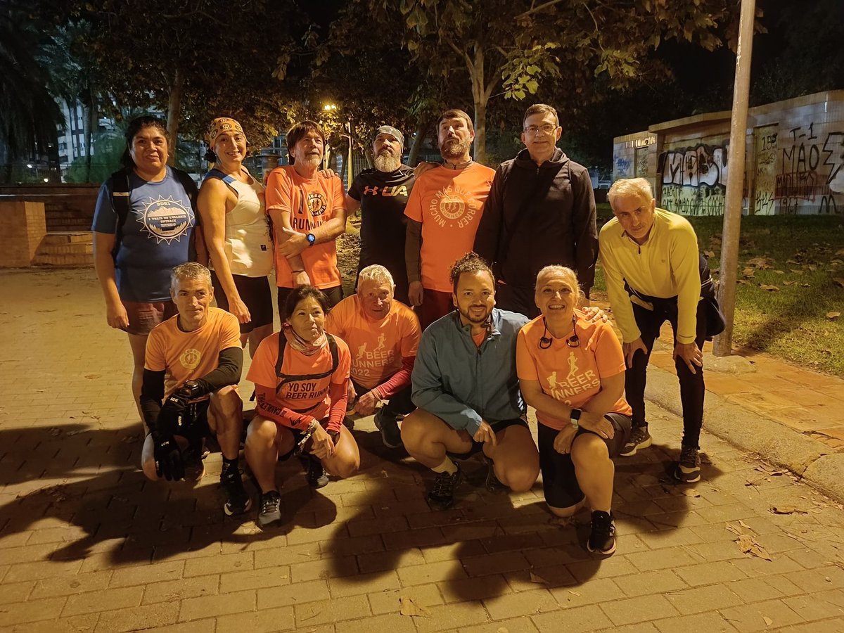 BeerRunnersVLC's tweet photo. Jueves con sabor a viernes y se notó, con una gran afluencia. Sorteo de la toalla Beer Runners, con muchas risas!! #BeerRunnersVLC #BeerRunners #BeerWalkersVLC #BeerWalkers #muchomasquecorrer #socialrunning #mareanaranja #running #walkers https://t.co/x9SUeqJuNT