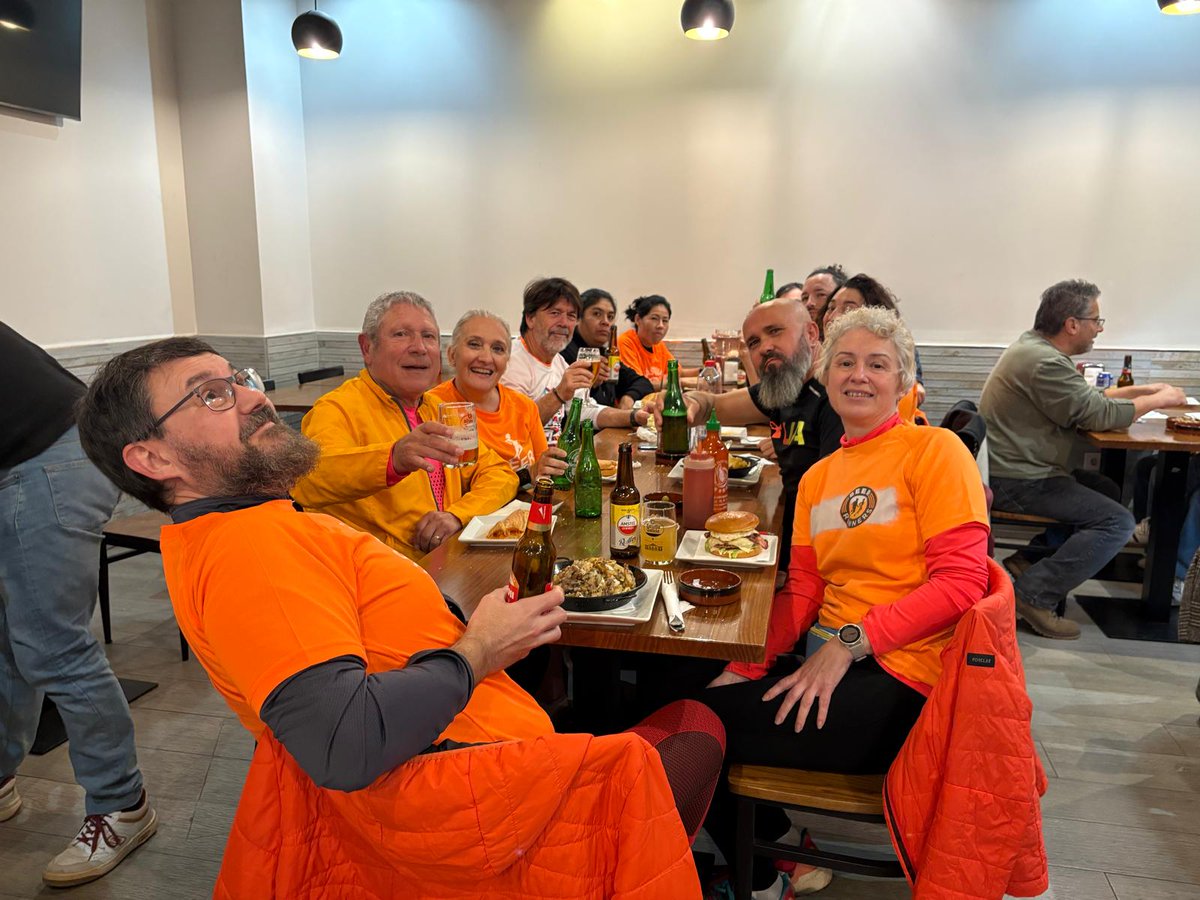 BeerRunnersVLC's tweet photo. Jueves con sabor a viernes y se notó, con una gran afluencia. Sorteo de la toalla Beer Runners, con muchas risas!! #BeerRunnersVLC #BeerRunners #BeerWalkersVLC #BeerWalkers #muchomasquecorrer #socialrunning #mareanaranja #running #walkers https://t.co/x9SUeqJuNT