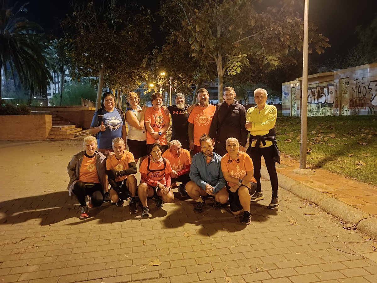 BeerRunnersVLC's tweet photo. Jueves con sabor a viernes y se notó, con una gran afluencia. Sorteo de la toalla Beer Runners, con muchas risas!! #BeerRunnersVLC #BeerRunners #BeerWalkersVLC #BeerWalkers #muchomasquecorrer #socialrunning #mareanaranja #running #walkers https://t.co/x9SUeqJuNT