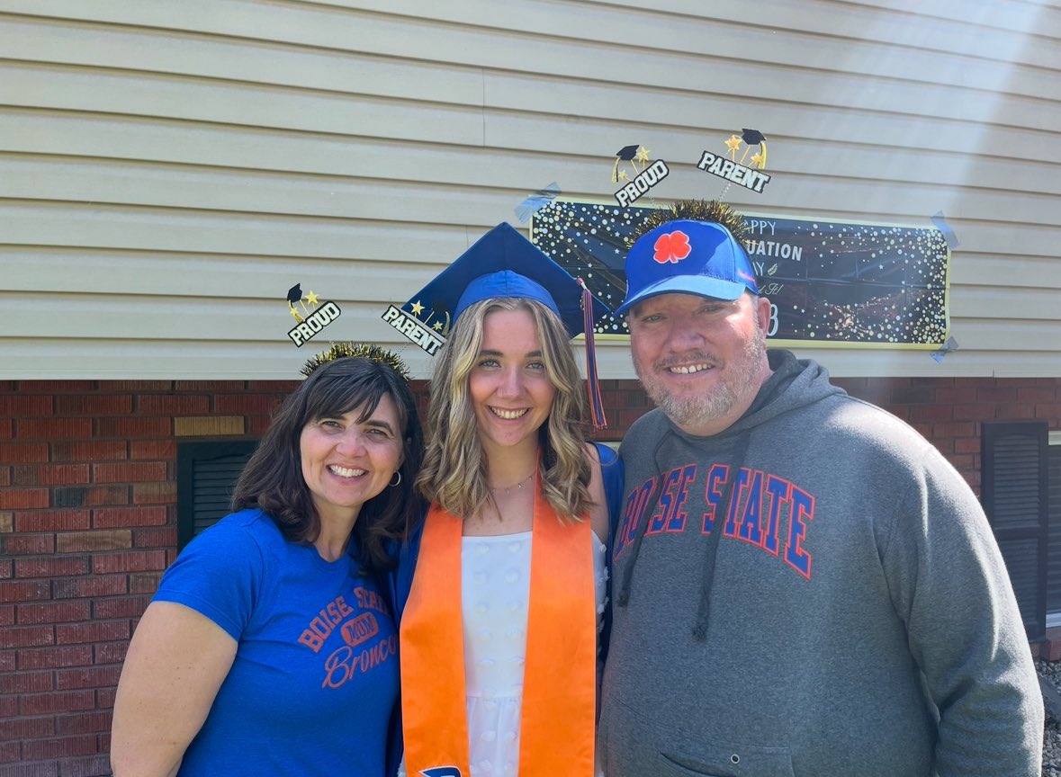 graceswanke's tweet photo. @elliothoyte My parents met at, and are both BSU alum. Growing up I thought that every team’s field matched their schools colors. Last spring I got to walk across that blue turf with them watching in the stands carrying on the Bronco legacy 💙🧡 https://t.co/AqNVdEsTEC