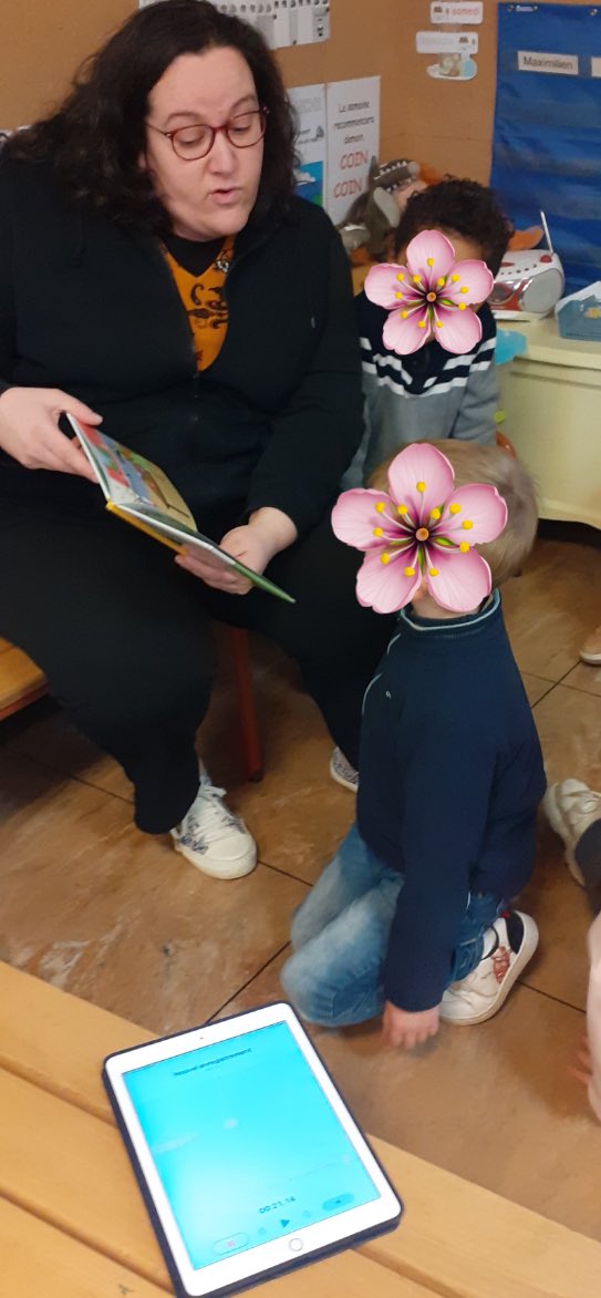 ecole_millay's tweet photo. #Lecture #PasseursdeVoix Une maman est venue partager une lecture avec les élèves de PS MS. La lecture a été enregistrée et sera sur le @mybookinou de la classe. https://t.co/6x0vkdCDFp