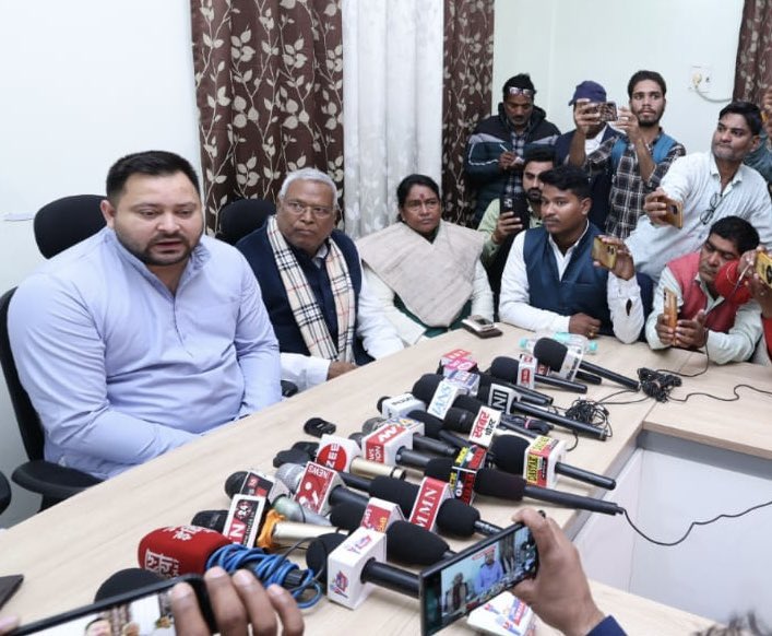 patna_RJD's tweet image. आज पटना में #𝐁𝐏𝐒𝐂 अभ्यर्थियों पर बिल्कुल ही निंदनीय, आपत्तिजनक एवं बर्बरतापूर्ण लाठीचार्ज हुआ है जो भाजपा-नीतीश सरकार के अहंकार और अफसरशाही के तानाशाही का प्रतीक है।

#no_normalization_in_bpsc #JAWAB_DO_BPSC #TejashwiYadav #One_Shift_One_Paper #RJD #ReOpen_70thBPSC_Form