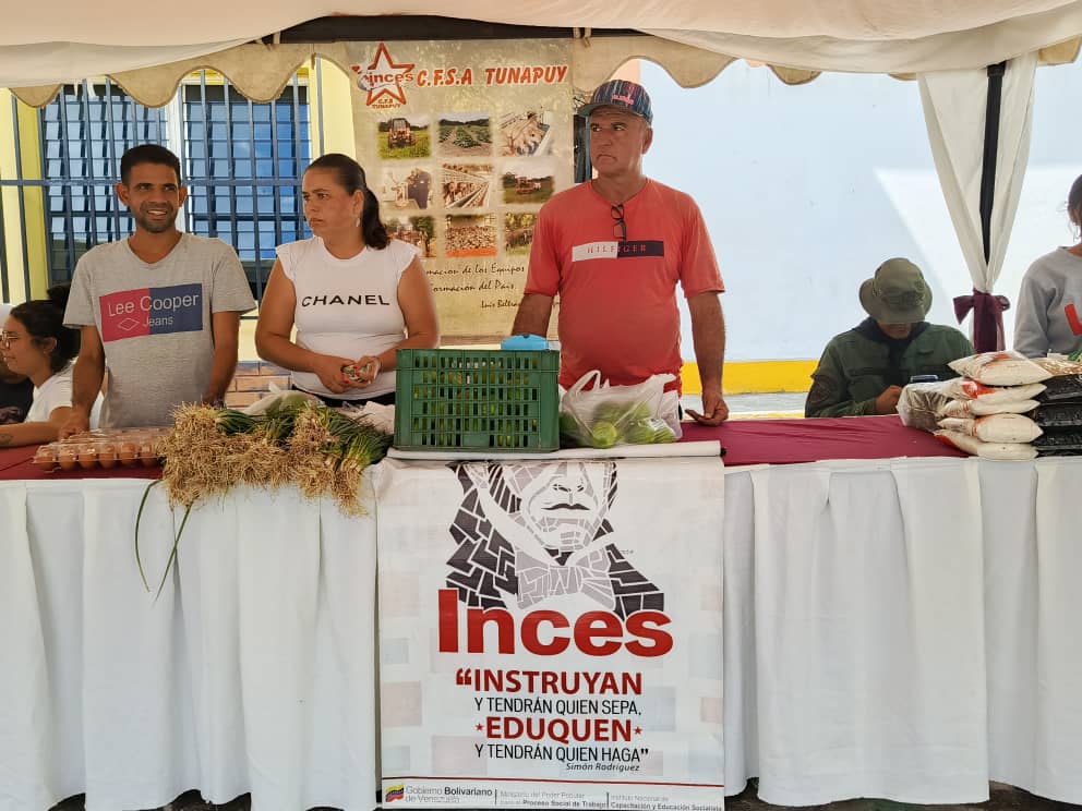 Producinces1's tweet photo. Las Brigadas productivas del CFSA TUNAPUY INCES Sucre participa en Jornada a cielo abierto coordinada por la Alcaldía municipio Libertador y todas las instituciones que hacen vida en este municipio.
@WuikelmanAngelP 
@JorgePerezVEN 
@DOUGLASPREZ2 
@Incesocialista https://t.co/vjusVGUm3b