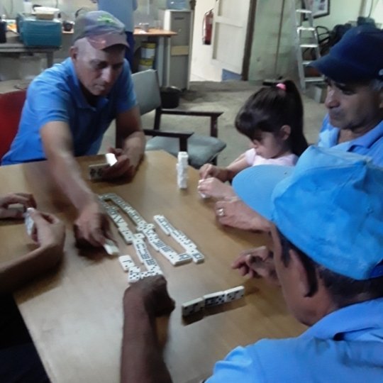 YorgelCisnero's tweet photo. #Viernes de cambio de labor y después, por qué no, compartir una rica caldosa y un juego de dominó.
La brigada de mantenimiento de la #DTCA son #GenteQueSuma.
#AvileñosEnLínea
Pd: mucha la pollona que le han dado a Carmenate. 😂 https://t.co/3HD94Z52cI