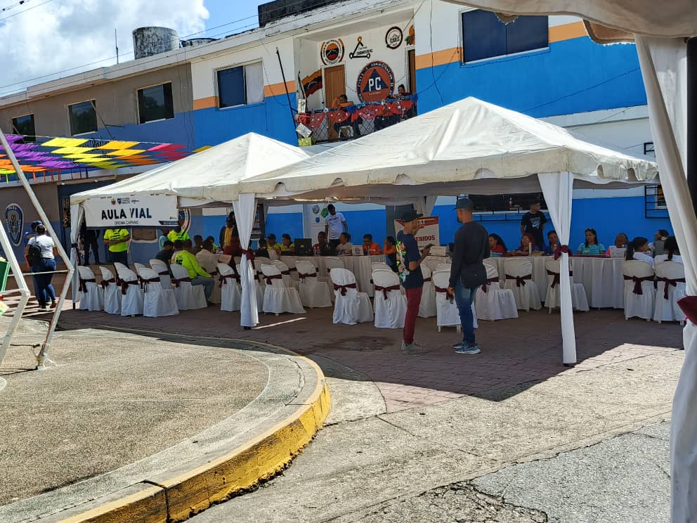 Producinces1's tweet photo. Las Brigadas productivas del CFSA TUNAPUY INCES Sucre participa en Jornada a cielo abierto coordinada por la Alcaldía municipio Libertador y todas las instituciones que hacen vida en este municipio.
@WuikelmanAngelP 
@JorgePerezVEN 
@DOUGLASPREZ2 
@Incesocialista https://t.co/vjusVGUm3b