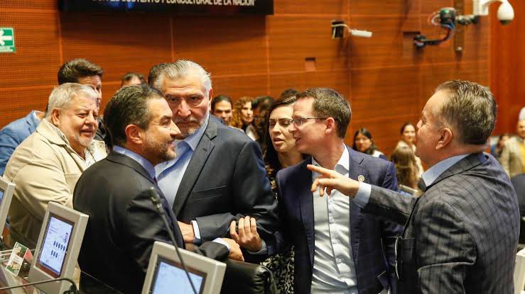 ferbelaunzaran's tweet photo. .@adan_augusto perdió los estribos porque el senador @MarioVzqzR le dijo a @MYunesMarquez que “le eliminaron órdenes de aprehensión antes de que él concediera y cediera... y las diera".

La forma quizá sea inadecuada, pero no mintió.

Así doblaron a la traicionera familia Yunes. https://t.co/Fuv1qXnt2V