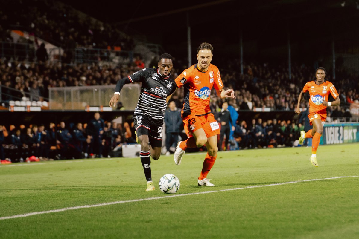 SMCaen's tweet photo. 64' Double changement caennais :
🔴 Godson Kyeremeh & Lorenzo Rajot
🟢 Léo Milliner & Noé Lebreton
#LAVALSMC 1️⃣-0️⃣ https://t.co/ZrBpxce5L0