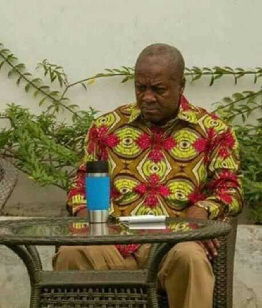 He can't go even an hour without his apeteshie #IncompetentMahama #DrankmaniMahama