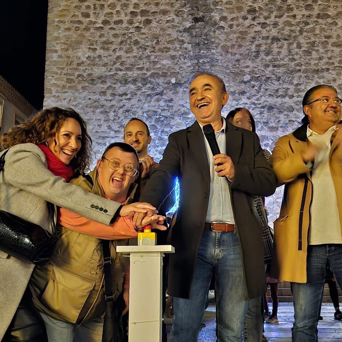 Ayer inauguramos el encendido navideño y, con él, dimos la bienvenida a una de las épocas más mágicas del año, cuando nuestras calles se iluminan y el espíritu navideño empieza a recorrer cada rincón de nuestro pueblo. 
Desde el equipo de gobierno os deseamos felices fiestas.