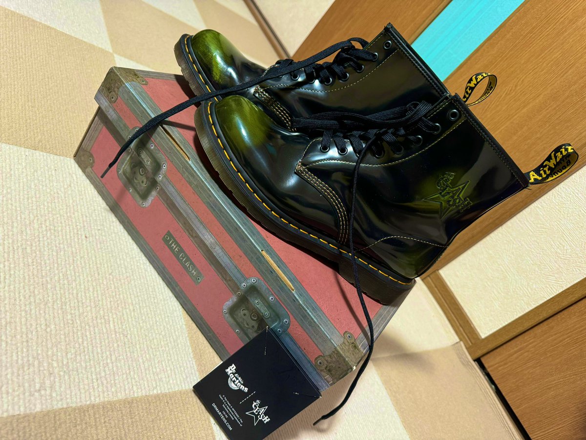 COCO_AWM's tweet photo. やばい…カッコよすぎるこれ…
1週間の夜勤疲れ吹っ飛びます😇
#Dr.Martens
#THECLASH
#コラボ
#8ホール
#Punklock https://t.co/ss3ztrYHRn