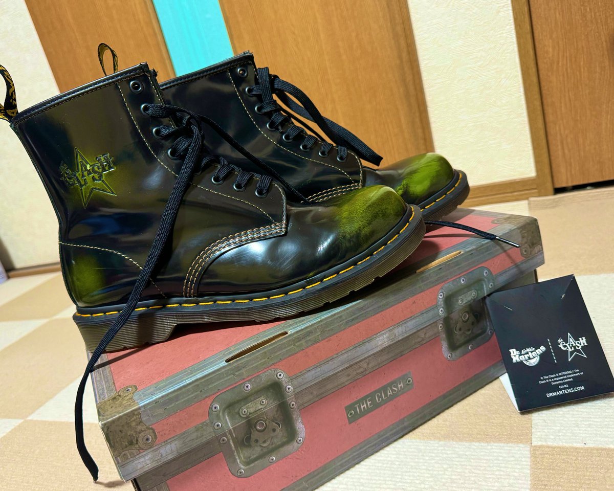 COCO_AWM's tweet photo. やばい…カッコよすぎるこれ…
1週間の夜勤疲れ吹っ飛びます😇
#Dr.Martens
#THECLASH
#コラボ
#8ホール
#Punklock https://t.co/ss3ztrYHRn