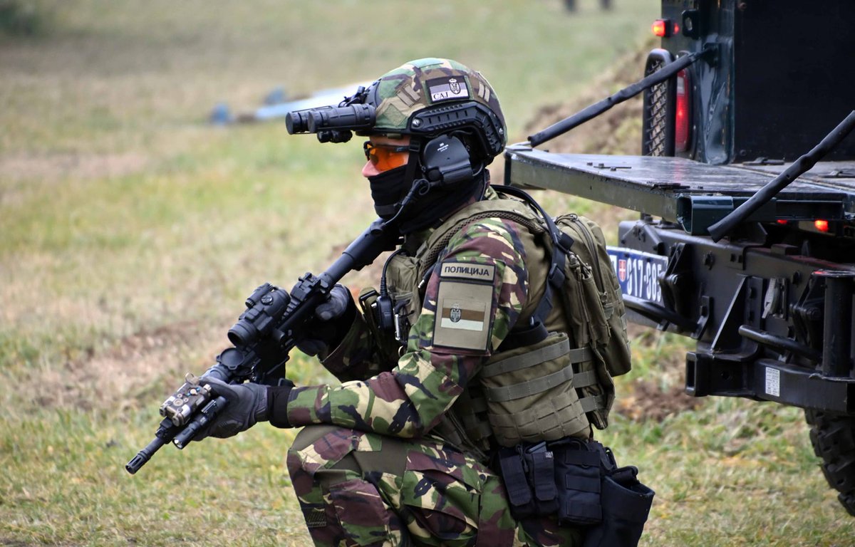 SignalBalkans's tweet photo. Specijalna antiteroristička jedinica (SAJ) MUP-a 🇷🇸 i elitne 🇺🇸 Zelene beretke @US_SOCEUR održale su ovog decembra zajedničku vežbu. SAJ i Zelene beretke već godinama sarađuju kroz raznovrsnu obuku za jačanje kapaciteta borbe protiv terorizma (📷: https://t.co/ZpwEXl37z8) https://t.co/O2nvdXEd1a