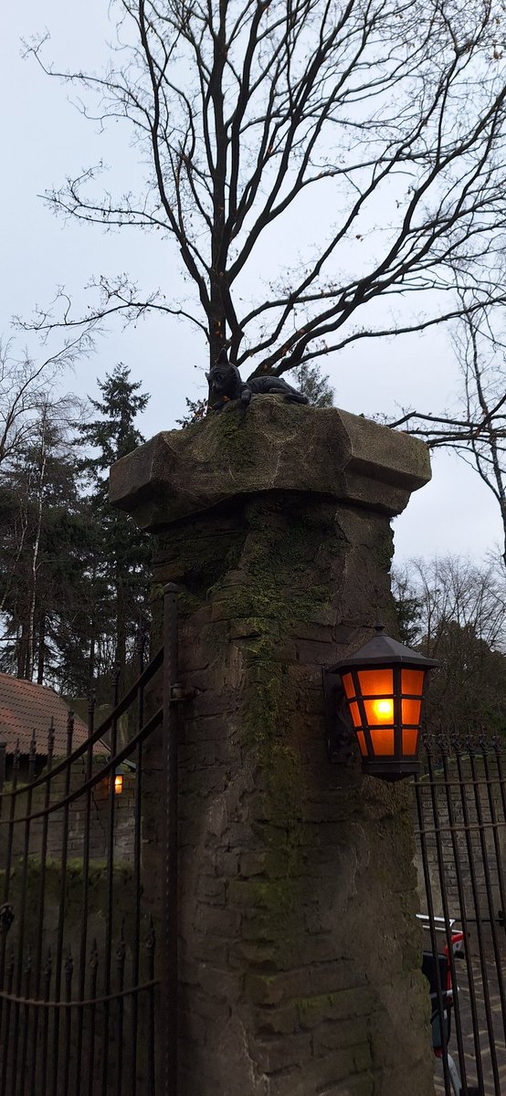 Ik: Als het Onnoembare dat orkest heeft gedood, wie heeft dan die muzikanten begraven?
M'n zus: Misschien had het Onnoembare spijt, "wat heb ik gedaan?!" en omdat hij er niets meer aan kon doen ze netjes begraven.
Met standbeeld voor Joseph Charlatan?
Ja.