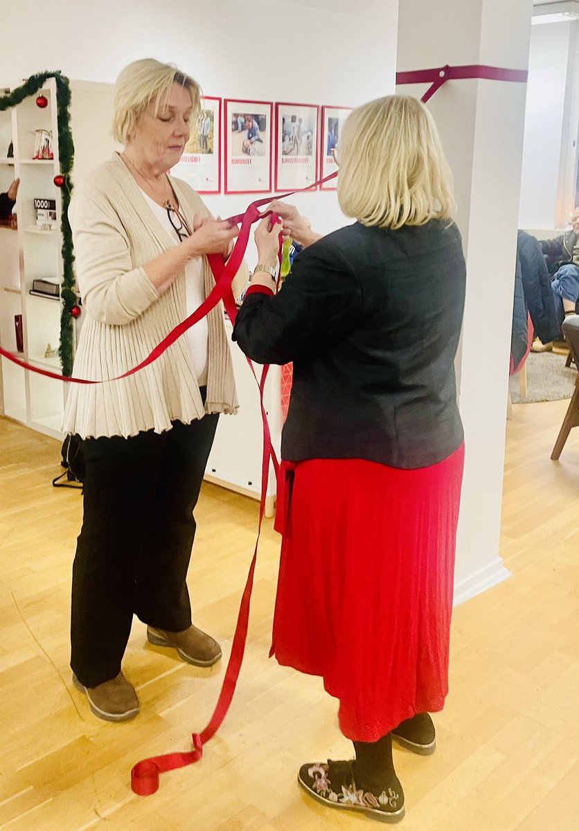 Idag invigde vi vårt femte Rödakorshus. Denna gång i Bredäng, Stockholm. Hit kan människor komma för att mötas, få nya kläder, ges inblick i det svenska samhället. Ordförande Anna Hägg-Sjöquist klippte inte band vid invigningen utan knöt vänskapsband. Välkomna!