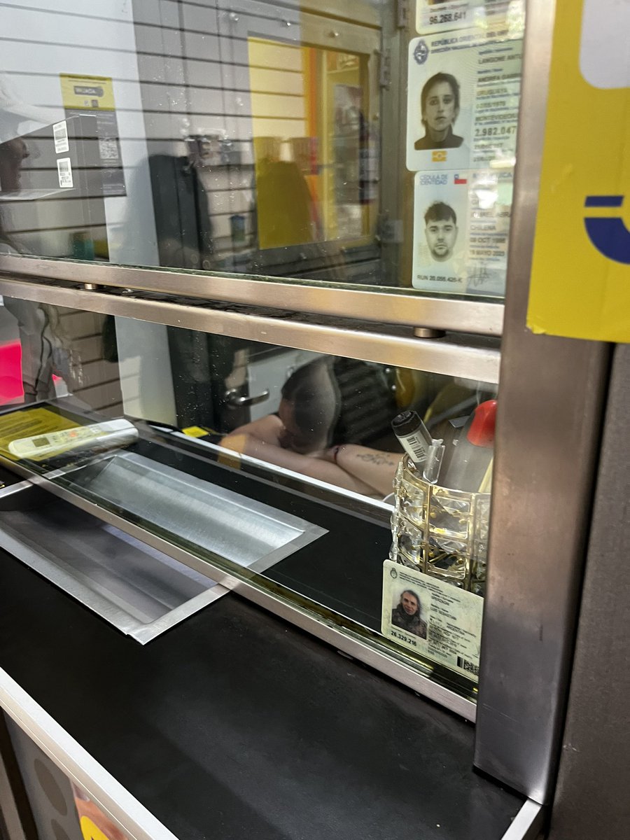 Elefigue's tweet photo. Así estamos…pleno horario laboral, durmiendo sobre un escritorio de atención al cliente. Vergüenza. @CorreoOficialSA @JMilei @MinEconomia_Ar https://t.co/3BnUyYycdu