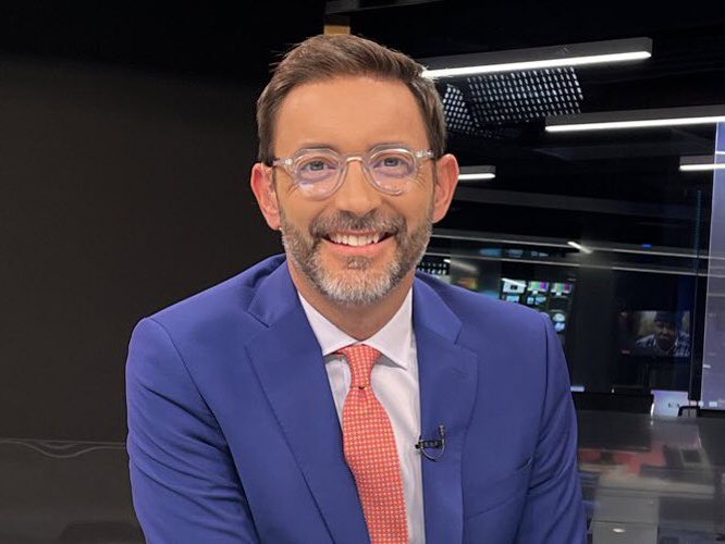 PSaserPS's tweet photo. Se Portugal teve um PM com um amigo que lhe emprestava milhares e milhares de euros porque é que cidadãos que precisam de apoio do estado não podem andar de carros de luxo emprestados? https://t.co/Mgv7gxXqXl