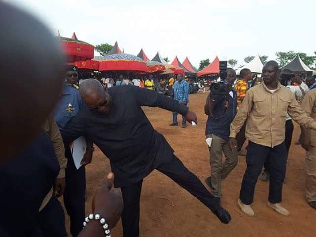 A drunkard as a president? Let’s find him some beer bar to manage

#FailedMahama 
#IncompetentMahama