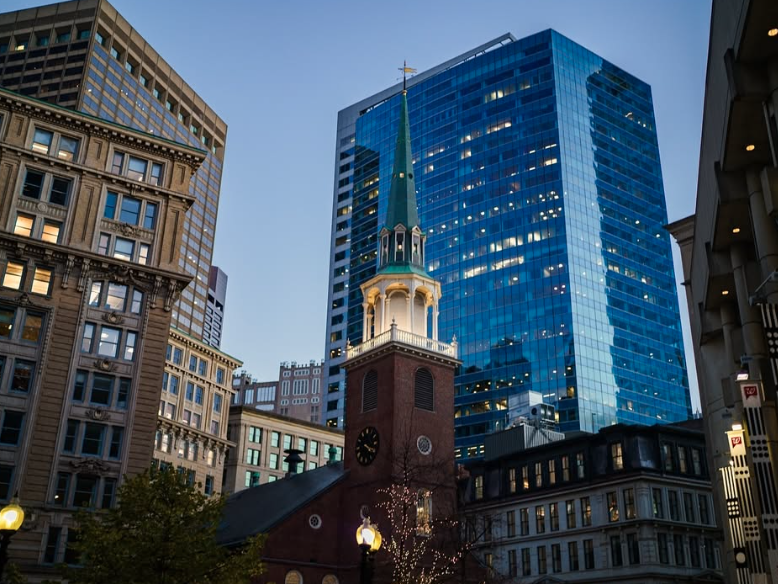 TheFreedomTrail's tweet photo. #FanPicFriday from the Old South Meeting House 🌆
📸: shaynesphotos
📍@RevSpaces
•
•
•
#TheFreedomTrail #bostonhistory #FaneuilHall https://t.co/lOQvp0T89P