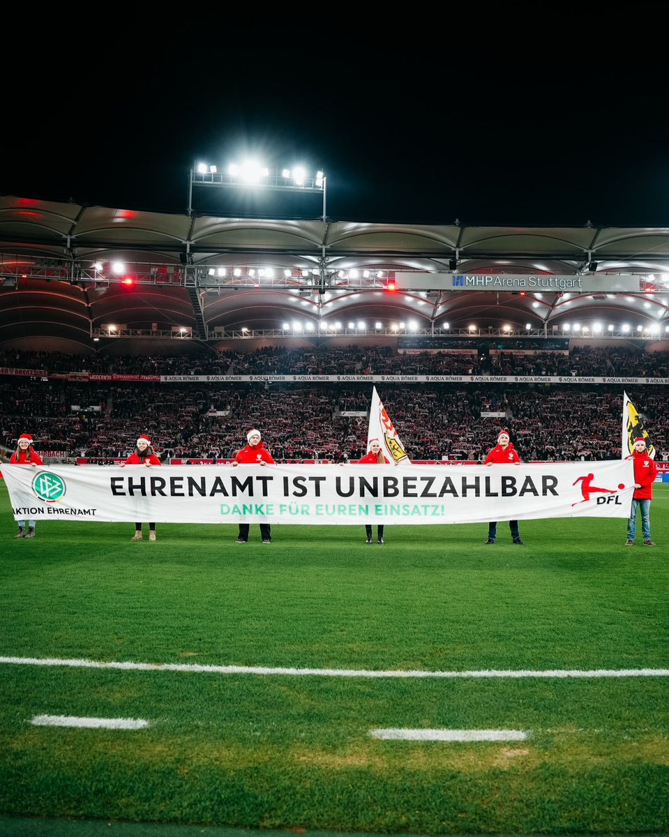 VfB's tweet photo. Der heutige Spieltag steht unter anderem im Zeichen des Danks ans Ehrenamt.

„Danke ans Ehrenamt“ – diese Botschaft sendeten der VfB und seine Profis unmittelbar vor Anpfiff. Durch die von DFB und DFL unterstützte Aktion möchte der Club allen ehrenamtlich tätigen Personen im Fußball ein herzliches Wort des Dankes aussprechen und auf deren beispielloses Engagement aufmerksam machen.

#VfB I #VfBFCU I #ehrenamtistunbezahlbar I #dankeansehrenamt