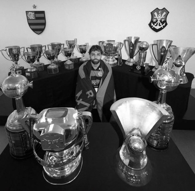 13 Títulos. 🏆 
305 Jogos. 📆
160 Gols. ⚽️ 
44 Assistências. 🅰️

5 anos de Flamengo, 16 Gols em 11 finais.

Guerreiro Galático, sua história é ETERNA.