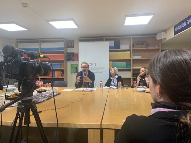 Canfila's tweet photo. El pasado 4 de diciembre, en El Instituto CEU de Estudios de la Familia participamos en las Jornadas Permanentes sobre la Familia 2024-2025 ‘Familia y Vínculo’
En esta primer sesión intervino Pablo Velasco ...
¡Enhorabuena!
#BlogMasterSecundaria https://t.co/9bysDItY8S @USPCEU https://t.co/PdfDhWGBpV