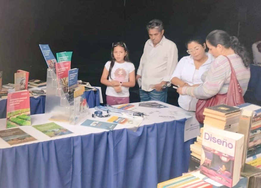 AntibloqueoVen's tweet photo. 📌En el stand del  Observatorio Venezolano Antibloqueo de la Filven capitulo #Tovar y #Lara  podrás conocer datos de los números del bloqueo y los libros de nuestra biblioteca digital. https://t.co/OKgIpBqoFp