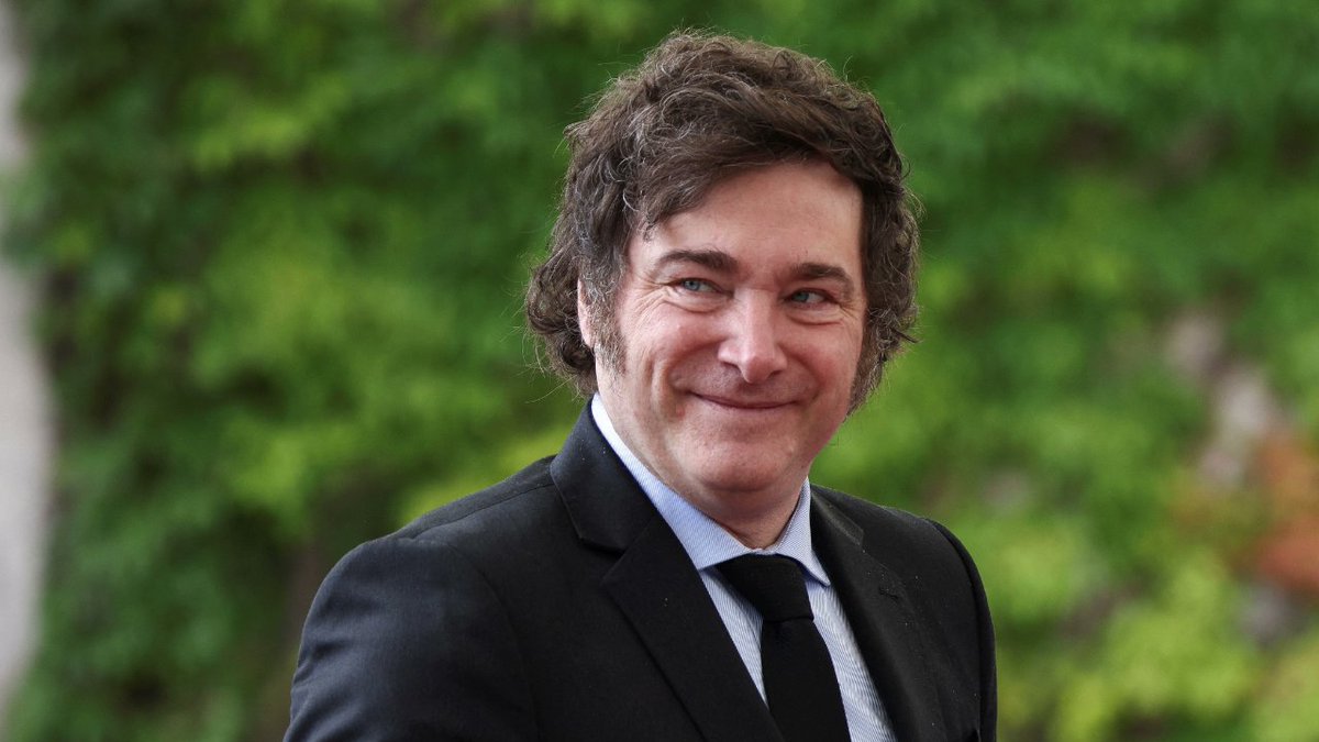 Chequeado's tweet photo. [NUEVO] Este 10 de diciembre se cumple el primer año de la gestión de Javier Milei como presidente de la Nación.

En este hilo 🧵👇, repasamos cómo evolucionaron 10 variables claves de la economía durante los primeros 12 meses del gobierno de la Libertad Avanza. https://t.co/uS7J44beas