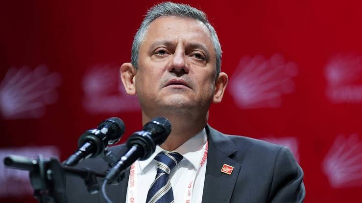 karargahabertr's tweet photo. 🔴 Özgür Özel'den, CHP'de parti içi muhaliflere:

"Atatürk'e sağlanan konfor bende yok.

O dönemde Atatürk rahattı, sosyal medya yoktu, WhatsApp yoktu!" https://t.co/fKJTo9xs7J