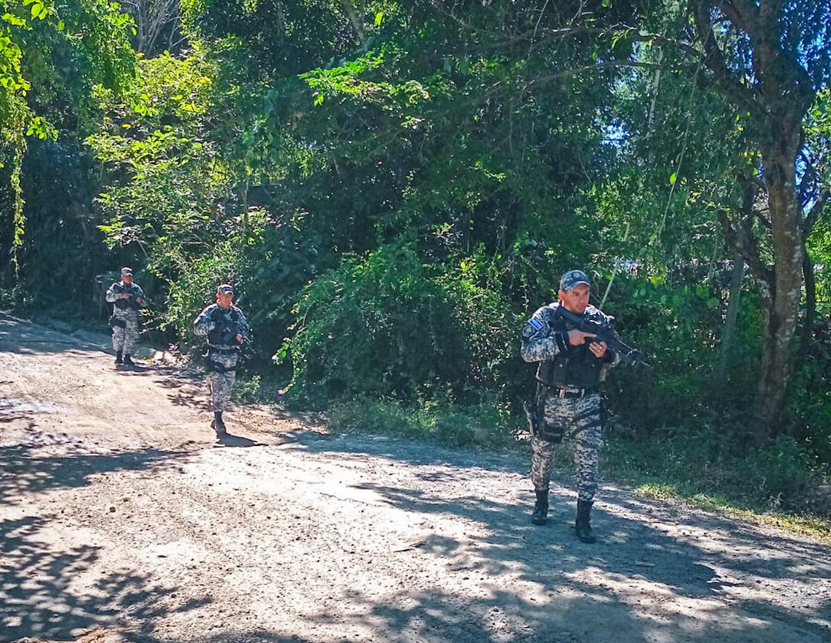 HalconSv27's tweet photo. Las Fuerzas Especiales patrullan cantones de Santa Tecla, para buscar a los remanentes de terroristas y llevarlos ante la ley para que paguen por sus delitos. 

#GuerraContraPandillas https://t.co/Ek0Bro6MIr